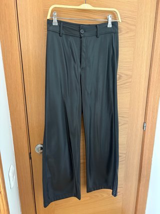 Pantalón efecto piel negro