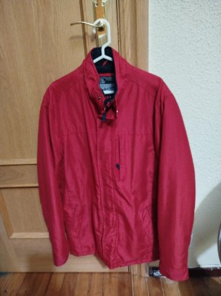 Cazadora de hombre roja
