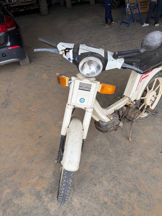 Vespa Moped Blanca