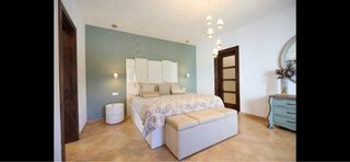 Dormitorio completo con cabecero y cómoda