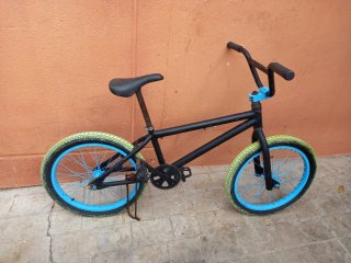 Bicicleta BMX Negra con Llantas Azules