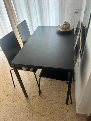 Conjunto de mesa y 4 sillas negras