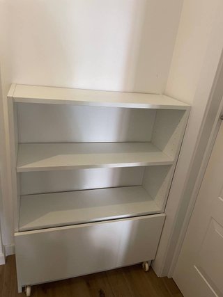 Librería IKEA BILLY con cajón inferior con ruedas