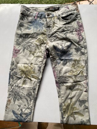 Pantalón vaquero estampado Zara