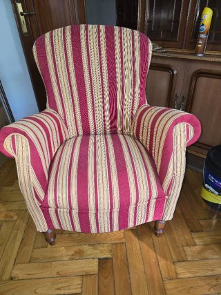 Butaca antigua de tela y madera