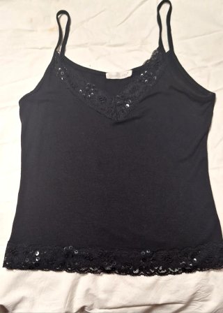 Camiseta de tirantes negra con encaje