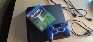 PS4 Slim + EA Sports FC 25 + Cables SOLO HOY!