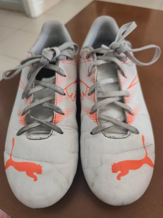 Botas de fútbol Puma blancas y naranjas