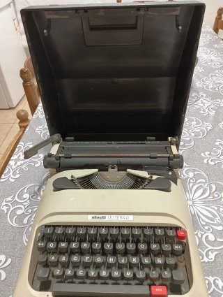 Máquina de escribir Olivetti Lettera 12