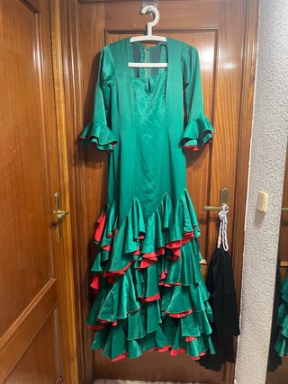 Vestido de flamenca verde y rojo.