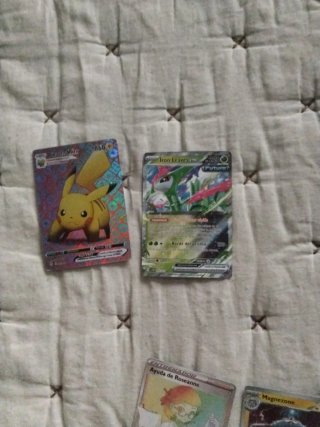 Cartas Pokémon Pikachu VMAX e Iron Leaves ex