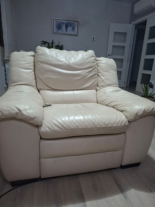 Sillón Relax Beige piel mart, con mando electrico