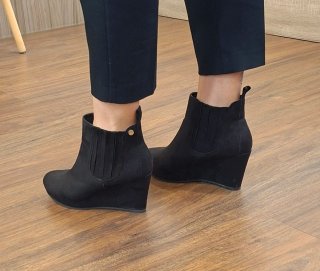 Botines con cuña negros