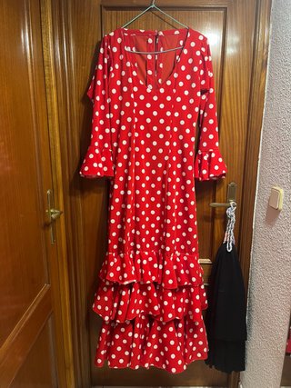 Vestido de flamenca rojo con lunares blancos