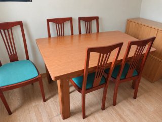 Conjunto de mesa y 4 sillas de madera