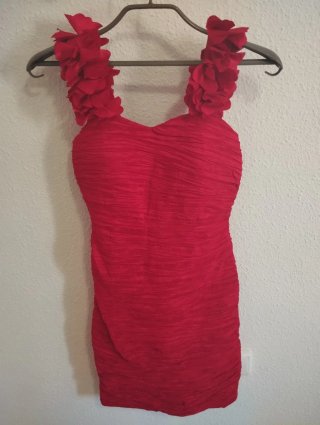 Vestido de fiesta rojo con flores