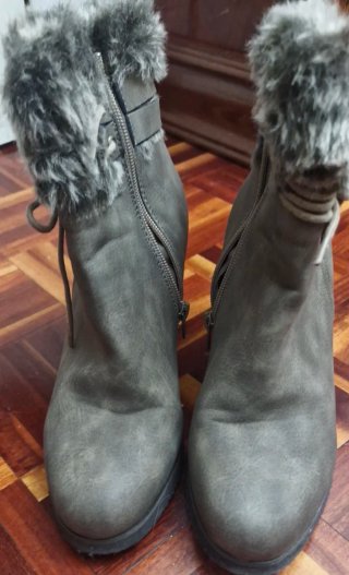 Botines grises con detalle de pelo