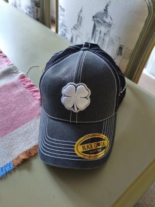 Gorra Black Clover Gris y Negra