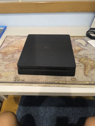 PS4 (PlayStation 4) Slim 1TB + Mando + 5 Juegos