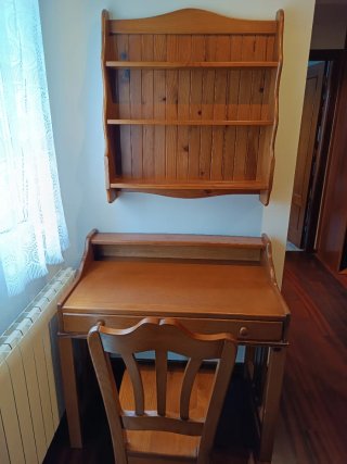 Escritorio de madera con estantería y silla