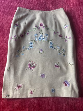 Falda midi bordada con abertura lateral
