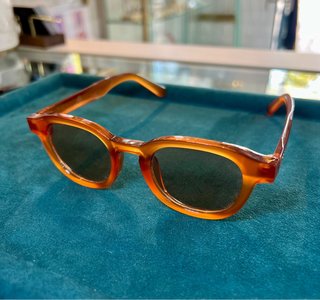 Gafas de sol con montura naranja