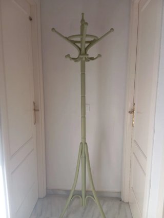 Perchero de pie de madera clásico