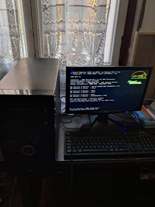 Ordenador de sobremesa Dell con pantalla