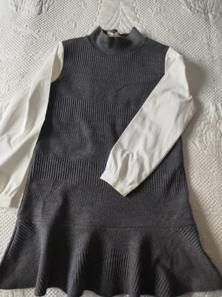 Vestido de punto gris y blanco