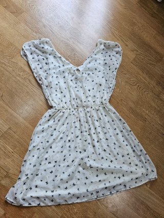 Vestido blanco con estampado de mariposas