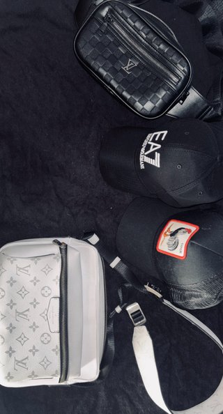 Set de 4 piezas: 2 riñoneras y 2 gorras