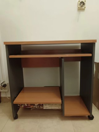 Mesa de ordenador con ruedas