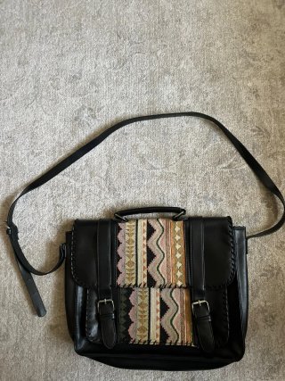 Bolso Bershka Negro con Detalle Étnico