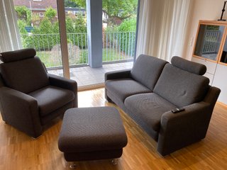 Conjunto de sofá, sillón y reposapiés