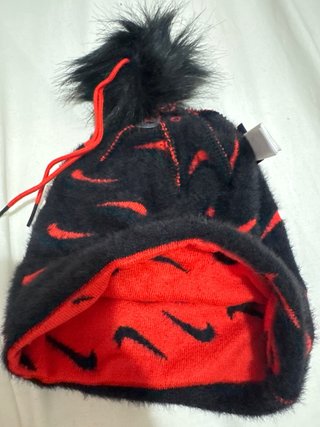 Gorro Nike Rojo con Pompon que se puede quitar.