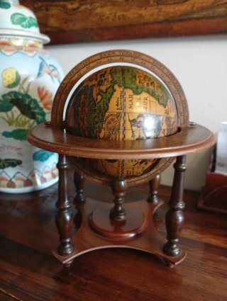 Mappamondo in legno da tavolo