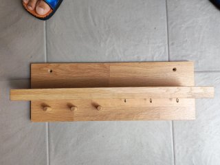 Estante con perchero de madera
