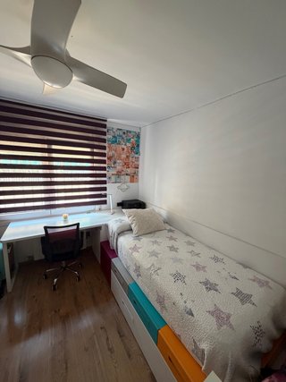 Habitación juvenil con cama y zapatero