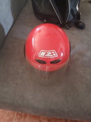 Casco de moto NZI rojo. Para niñ@s.