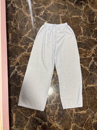 Pantalón azul de corte amplio