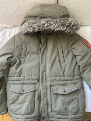 Parka con capucha y pelo