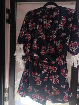 Mono corto con estampado floral y flecos
