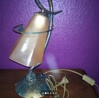 Lámpara de mesa con estructura metálica