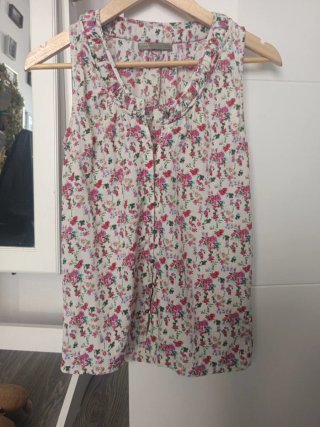 Blusa de flores sin mangas