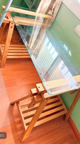 Mesa de Cristal con Caballetes de Madera