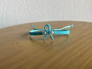 Pulsera de Hilo con Lazo Solidario