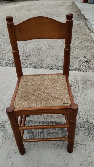 Silla de madera con asiento de enea