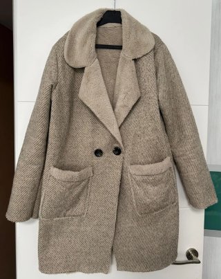 Abrigo beige con solapas
