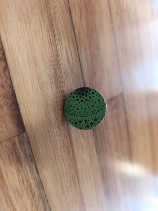 Anillo Verde con Motivo de Puntos