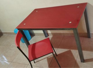 Mesa y Silla con Sobre de Cristal Rojo